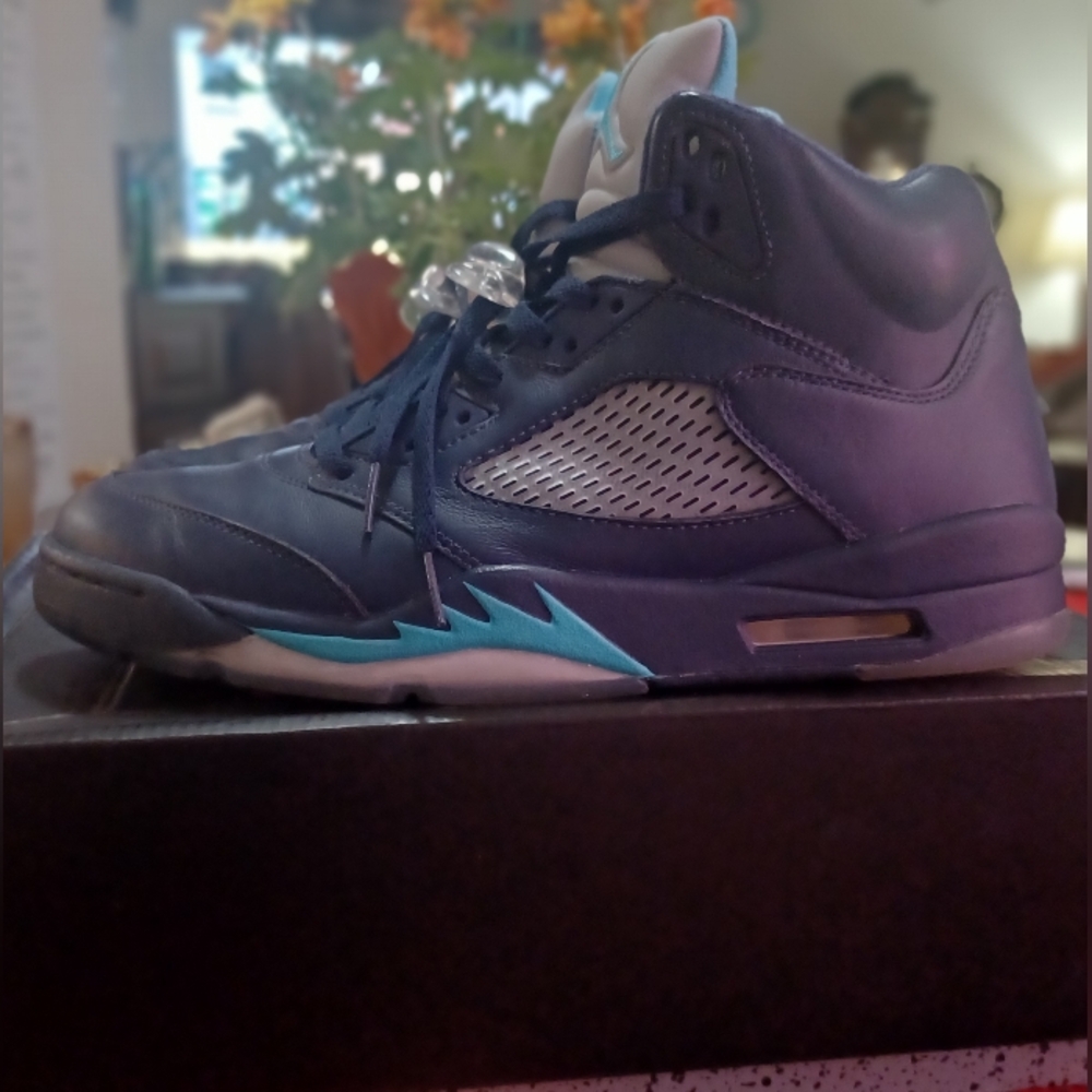 Men's Air Jordan - Picture 2 of 5